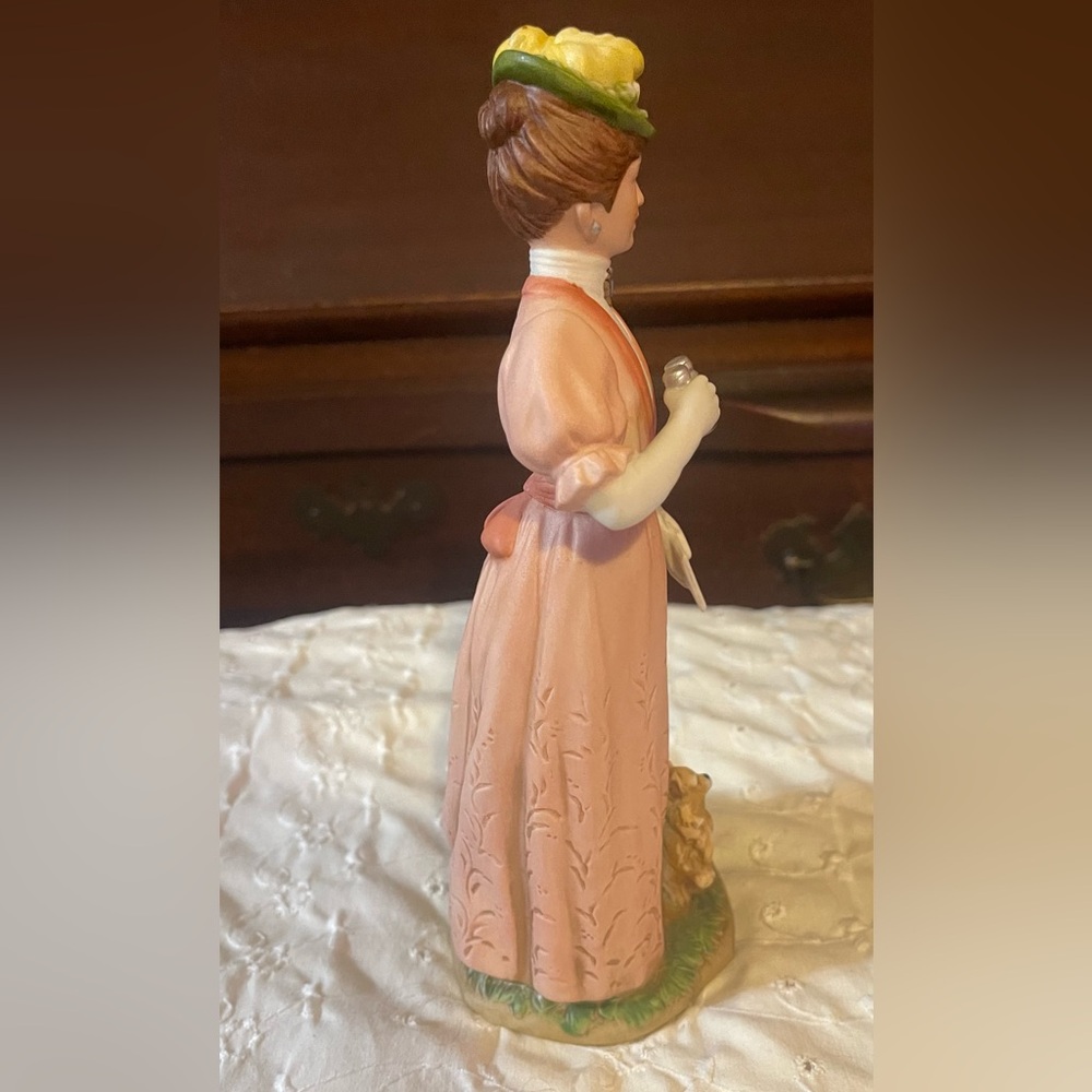 Homco Home Interiors Victorian Lady with Binoculars and Dog #1403 Vintage 8.5 in - Picture 2 of 6